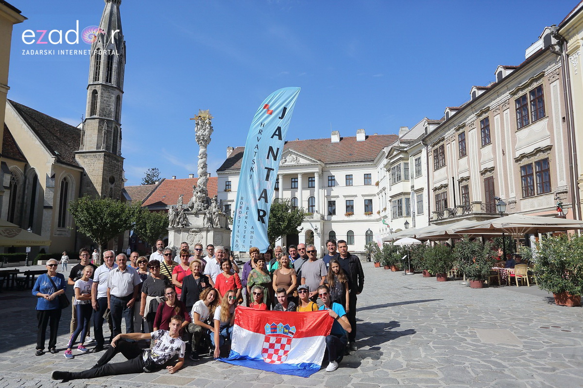 Bibinjci gradišćanskim Hrvatima darovali 1.82 metara visok kip sv. Roka Bibinjci gradišćanskim Hrvatima darovali 1.82 metara visok kip sv. Roka