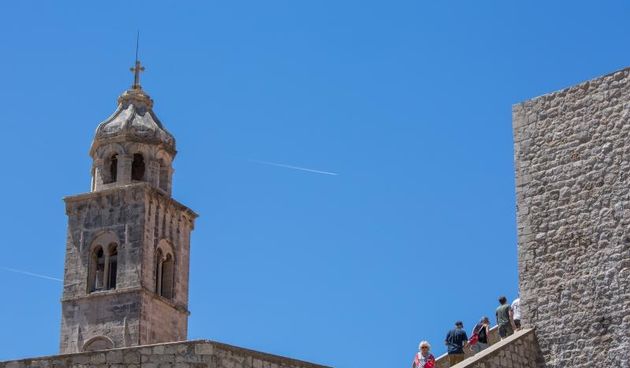 Stara gradska jezgra, Dubrovnik – Ljeto, more, kupanje i suncanje. Hrabriji su na zidinama. Photo: Grgo Jelavic/PIXSELL