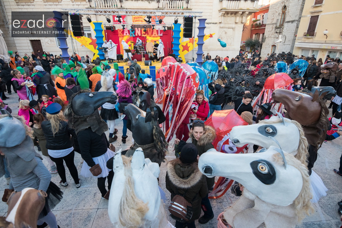 Zadarski karneval 2018: Povorka maškaranih skupina od Gradskih vrata preko Foruma do Narodnog trga Zadarski karneval 2018: Povorka maškaranih skupina od Gradskih vrata preko Foruma do Narodnog trga