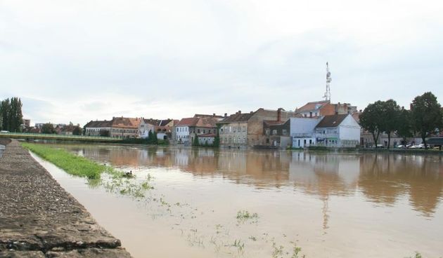 Karlovac – U Karlovcu je proglasena opca opasnost zbog obilnog nadiranja vode. Rijeke su nabujale i prijeti poplava grada. U centru na rijeci Korani gradjani, vojska i vatrogasci utvrdjuju zecje nasipe kako bi sprijecili prodor vode u grad. Photo: Domini