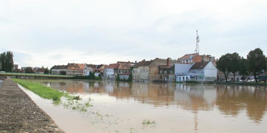 Karlovac – U Karlovcu je proglasena opca opasnost zbog obilnog nadiranja vode. Rijeke su nabujale i prijeti poplava grada. U centru na rijeci Korani gradjani, vojska i vatrogasci utvrdjuju zecje nasipe kako bi sprijecili prodor vode u grad. Photo: Domini