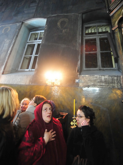 Skopje, 080412.
Nesvakidasnji fenomen prociscavanja fresaka poceo se dogadjati u unutrasnjosti poznate skopske crkve Sveti Velikomucenik Dimitrija. Freske u unutrasnjosti crkve, na kojima se godinama talozio dim od izgorjelih svijeca koje su palili vjerni Skopje, 080412.
Nesvakidasnji fenomen prociscavanja fresaka poceo se dogadjati u unutrasnjosti poznate skopske crkve Sveti Velikomucenik Dimitrija. Freske u unutrasnjosti crkve, na kojima se godinama talozio dim od izgorjelih svijeca koje su palili vjerni