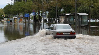 Zadar, 010912.
Nakon visemjesecne suse u Zadru se u subotu ujutro dogodio potop. Kisa je uz povremenu jaku grmljavinu pocela padati pred zoru, oko pet sati i jos nije prestala padati. Ogromne kolicine kise prekrile su prometnice na godinama poznatim kriti