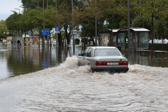 Zadar, 010912.
Nakon visemjesecne suse u Zadru se u subotu ujutro dogodio potop. Kisa je uz povremenu jaku grmljavinu pocela padati pred zoru, oko pet sati i jos nije prestala padati. Ogromne kolicine kise prekrile su prometnice na godinama poznatim kriti