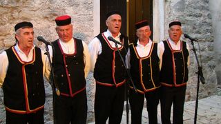 U subotu, 16. srpnja, na Kaštelu Benković u Benkovcu, u sklopu Benkovačkog kulturnog ljeta održan je “9. Etno festival – Benkovac 2016.” U subotu, 16. srpnja, na Kaštelu Benković u Benkovcu, u sklopu Benkovačkog kulturnog ljeta održan je “9. Etno festival – Benkovac 2016.”