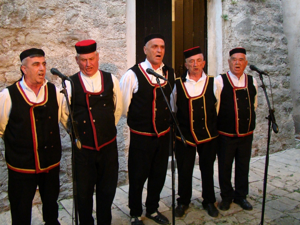 U subotu, 16. srpnja, na Kaštelu Benković u Benkovcu, u sklopu Benkovačkog kulturnog ljeta održan je “9. Etno festival – Benkovac 2016.” U subotu, 16. srpnja, na Kaštelu Benković u Benkovcu, u sklopu Benkovačkog kulturnog ljeta održan je “9. Etno festival – Benkovac 2016.”