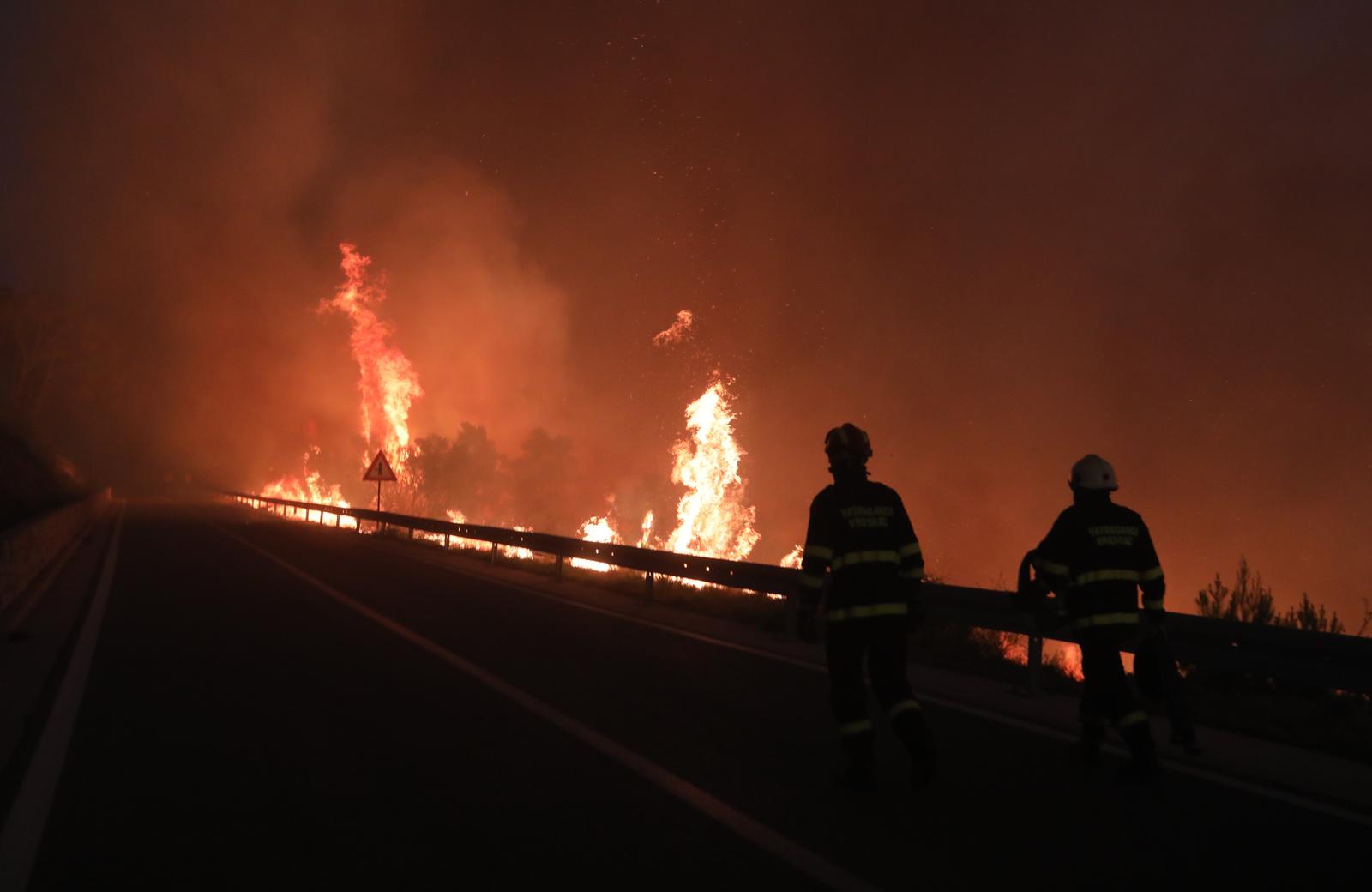 Tučepi: Požar se širi, zahvatio ranč i kuće, vatrogasci u akciji
