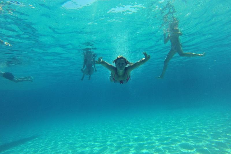 25.07.2013., Dugi otok, Sakarun – Uzduz i poprijeko Dugog otoka u zadarskom arhipelagu u ljetnim danima prepuno je turista, a najomiljenija plaza zasigurno je Sakarun, koja sa nalazi u uvali pokraj mjesta Veli Rat. Pjeskovita plaza sa tirkizno cistim mo