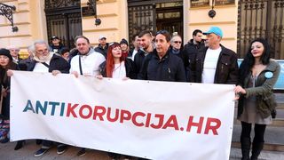 Ispred zgrade Županijskog suda održan skup podrške Stipi Petrini kojeg tuži sutkinja Maja Šupe Ispred zgrade Županijskog suda održan skup podrške Stipi Petrini kojeg tuži sutkinja Maja Šupe