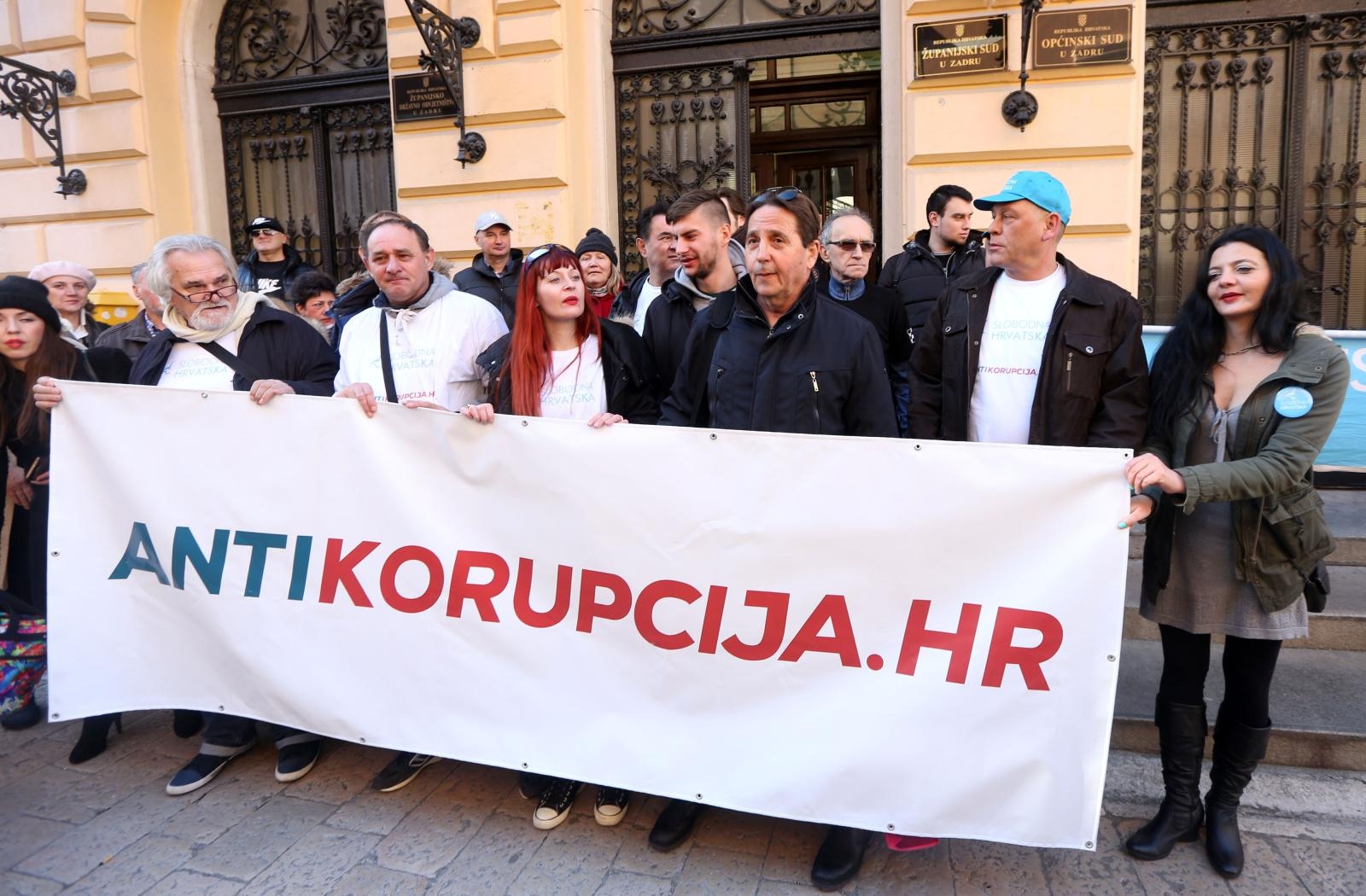 Ispred zgrade Županijskog suda održan skup podrške Stipi Petrini kojeg tuži sutkinja Maja Šupe Ispred zgrade Županijskog suda održan skup podrške Stipi Petrini kojeg tuži sutkinja Maja Šupe