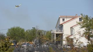 Veliki pozar siri se u Pristegu pored Benkovca. Jaka bura nosi vatru prema kucama gdje su rasporedjene vatrogasne snage. U blizini kuca cuju se detonacije mina