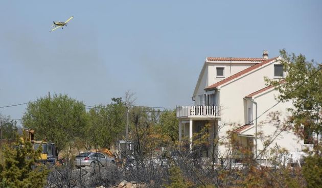 Veliki pozar siri se u Pristegu pored Benkovca. Jaka bura nosi vatru prema kucama gdje su rasporedjene vatrogasne snage. U blizini kuca cuju se detonacije mina