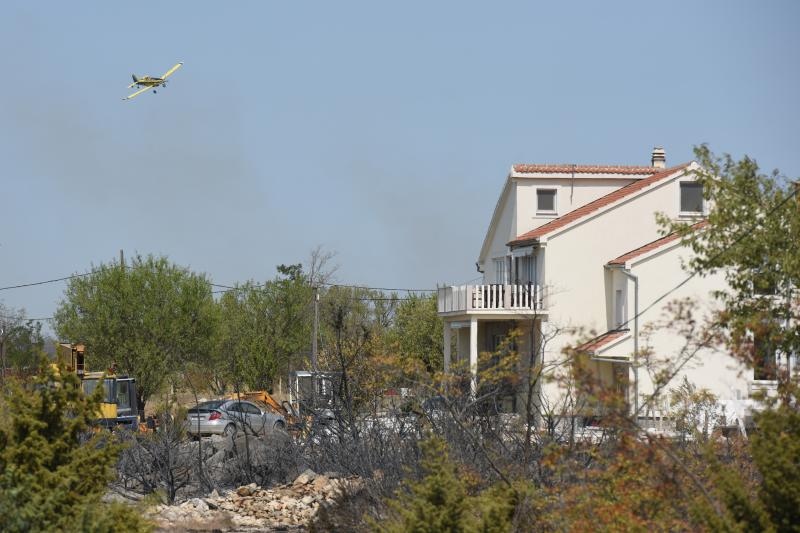 Veliki pozar siri se u Pristegu pored Benkovca. Jaka bura nosi vatru prema kucama gdje su rasporedjene vatrogasne snage. U blizini kuca cuju se detonacije mina