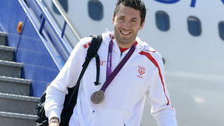 London, 130812.
Na povratku iz Londona sa Olimpijskih Igara, vecina hrvatskih sportasa se vraca avionskim letom Croatie Airlinesa za Zagreb.
Na fotografiji: Blazenko Lackovic izlazi iz aviona sa vrecom igracaka za djecu.
Foto: Drago Sopta / CROPIX London, 130812.
Na povratku iz Londona sa Olimpijskih Igara, vecina hrvatskih sportasa se vraca avionskim letom Croatie Airlinesa za Zagreb.
Na fotografiji: Blazenko Lackovic izlazi iz aviona sa vrecom igracaka za djecu.
Foto: Drago Sopta / CROPIX