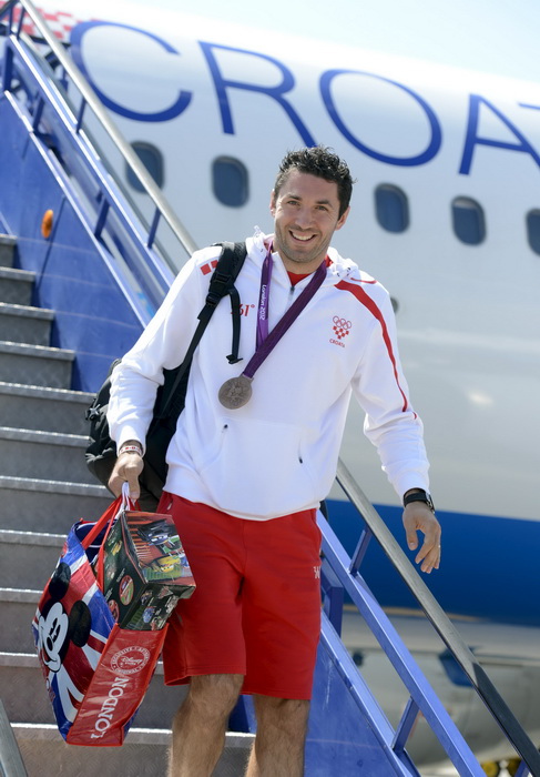London, 130812.
Na povratku iz Londona sa Olimpijskih Igara, vecina hrvatskih sportasa se vraca avionskim letom Croatie Airlinesa za Zagreb.
Na fotografiji: Blazenko Lackovic izlazi iz aviona sa vrecom igracaka za djecu.
Foto: Drago Sopta / CROPIX London, 130812.
Na povratku iz Londona sa Olimpijskih Igara, vecina hrvatskih sportasa se vraca avionskim letom Croatie Airlinesa za Zagreb.
Na fotografiji: Blazenko Lackovic izlazi iz aviona sa vrecom igracaka za djecu.
Foto: Drago Sopta / CROPIX