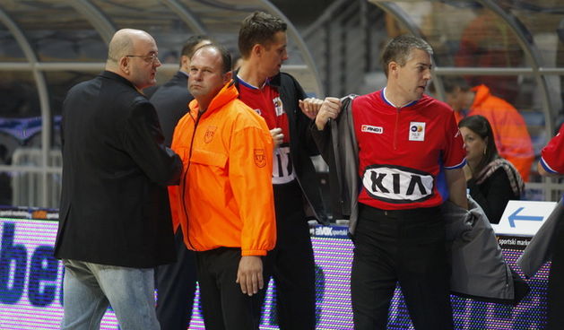 Zadar, 011109.
Dvorana Kresimir Cosic na Visnjiku.
5. Kolo NLB Liga, kosarkaska utakmica izmedju KK Zadar – KK Partizan.
Na fotografiji: trener Partizana Dusan Vujosevic cijelu utakmicu vrijedjao je suce, a na poluvrijemenu su i zastitari morali interveni