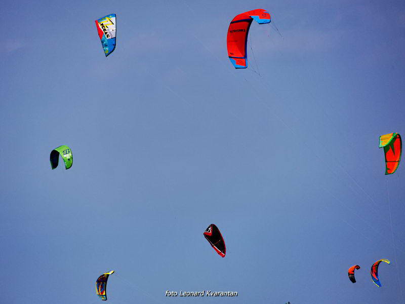 Kite surferi guštaju u Ninu