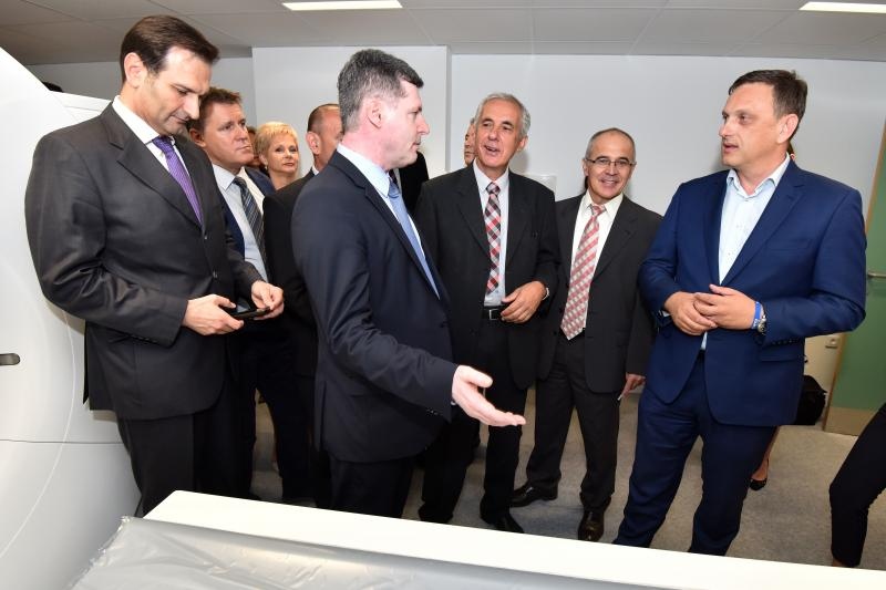 Ministar zdravlja dr. Dario Nakić predao je OB Zadar novi CT uredjaj vrijedan 5,5 milijuna kuna, ciju je nabavu osiguralo ministarstvo. Photo: Dino Stanin/PIXSELL Ministar zdravlja dr. Dario Nakić predao je OB Zadar novi CT uredjaj vrijedan 5,5 milijuna kuna, ciju je nabavu osiguralo ministarstvo. Photo: Dino Stanin/PIXSELL