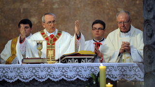 Zadar, 240411.
Uskrsnju misu u katedrali Sv. Stosije predvodio je zadarski nadbiskup Zelimir Puljic.
Foto : Andrija Lucic / cropix