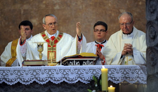 Zadar, 240411.
Uskrsnju misu u katedrali Sv. Stosije predvodio je zadarski nadbiskup Zelimir Puljic.
Foto : Andrija Lucic / cropix