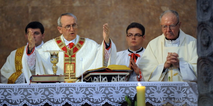 Zadar, 240411.
Uskrsnju misu u katedrali Sv. Stosije predvodio je zadarski nadbiskup Zelimir Puljic.
Foto : Andrija Lucic / cropix Zadar, 240411.
Uskrsnju misu u katedrali Sv. Stosije predvodio je zadarski nadbiskup Zelimir Puljic.
Foto : Andrija Lucic / cropix
