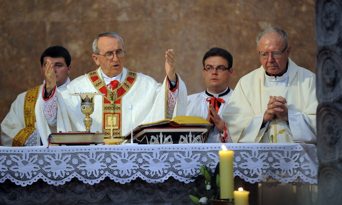 Zadar, 240411.
Uskrsnju misu u katedrali Sv. Stosije predvodio je zadarski nadbiskup Zelimir Puljic.
Foto : Andrija Lucic / cropix