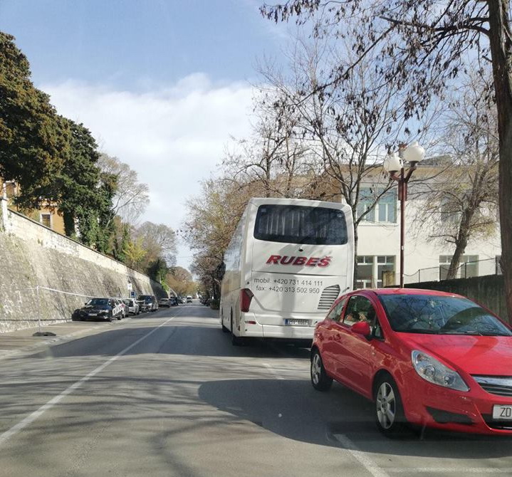 Svakodnevne situacije zadarskom na poluotoku: prometne nevolje zbog lošeg rješenja ukrcajno/iskrcajnih mjesta za turističke autobuse