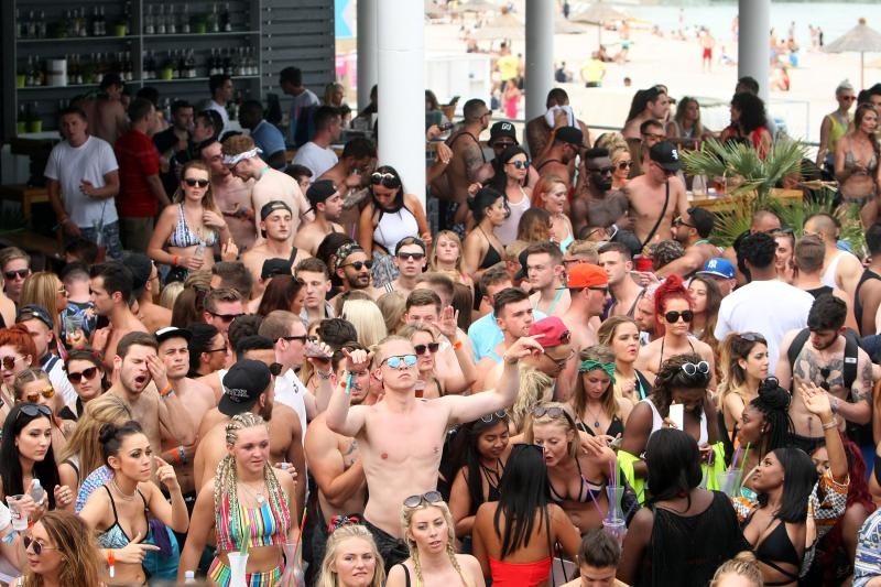 Zrće: Drugi dan Hideout festivala privukao je mnogobrojnu publiku na after beach party, Photo: Luka Stanzl/PIXSELL Zrće: Drugi dan Hideout festivala privukao je mnogobrojnu publiku na after beach party, Photo: Luka Stanzl/PIXSELL