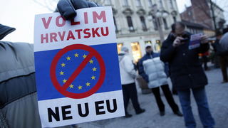 Zagreb, 040311.
Peti po redu, protuvladin prosvjed tzv. facebook grupe zapocinje veceras na Cvjetnom trgu.
Na fotografiji: transparenti.
Foto: Davor Pongracic / CROPIX Zagreb, 040311.
Peti po redu, protuvladin prosvjed tzv. facebook grupe zapocinje veceras na Cvjetnom trgu.
Na fotografiji: transparenti.
Foto: Davor Pongracic / CROPIX