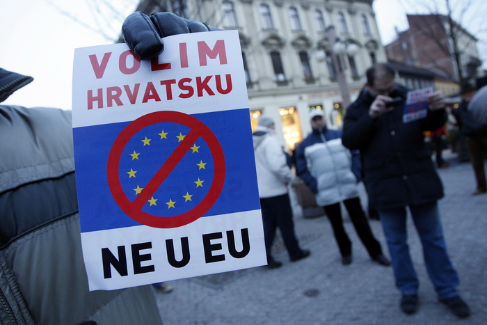 Zagreb, 040311.
Peti po redu, protuvladin prosvjed tzv. facebook grupe zapocinje veceras na Cvjetnom trgu.
Na fotografiji: transparenti.
Foto: Davor Pongracic / CROPIX Zagreb, 040311.
Peti po redu, protuvladin prosvjed tzv. facebook grupe zapocinje veceras na Cvjetnom trgu.
Na fotografiji: transparenti.
Foto: Davor Pongracic / CROPIX