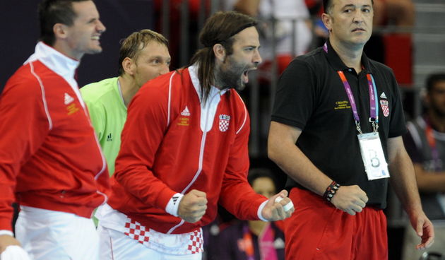 London, 310712.
Dvorana Copper Box.
Hrvatska muska rukometna reprezentacija igra utakmicu 2. kolo u skupini B protiv Srbije tokom Olimpijskih Igra u Londonu.
Na fotografiji: Ivano Balic i izbornik Slavko Goluza.
Foto: Drago Sopta / CROPIX