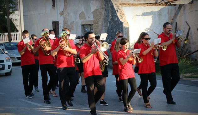 Dan Općine Vir proslavljen uz spektakularni koncert Prljavog Kazališta i vatromet