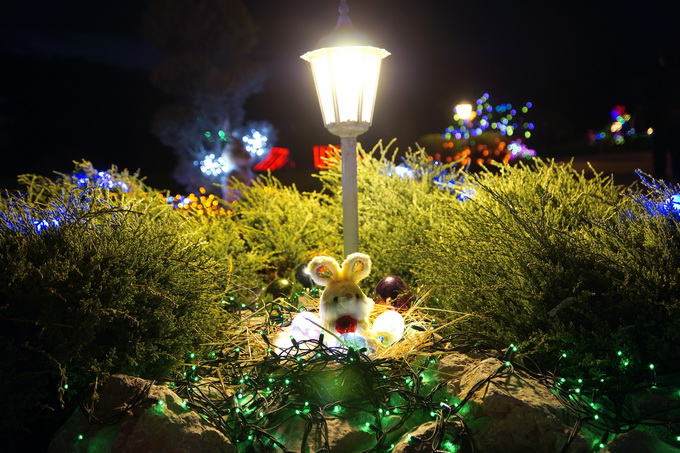 Cazma, 060412.
Obitelj Salaj iz Grabovnice kraj Cazme po prvi je put po uzoru na bozicni ugodjaj priredila i “Uskrsnu pricu”. Za tu su priliku imanje ukrasili s 2700 pisanica, zeceva, pilica i pijetlova koji svijetle po noci i ostavljaju posjetioce bez da