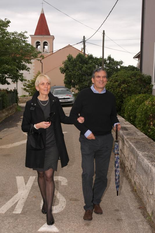 SDP-ov kandidat za gradonacelnika Ivo Bilic glasovao je na izbornom mjestu Diklo sa svojom suprugom. Photo: Dino Stanin/PIXSELL SDP-ov kandidat za gradonacelnika Ivo Bilic glasovao je na izbornom mjestu Diklo sa svojom suprugom. Photo: Dino Stanin/PIXSELL