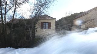 Vjetar raznoseći vodenu pjenu i sitne kapljice stvara poseban ugođaj u NP Krka