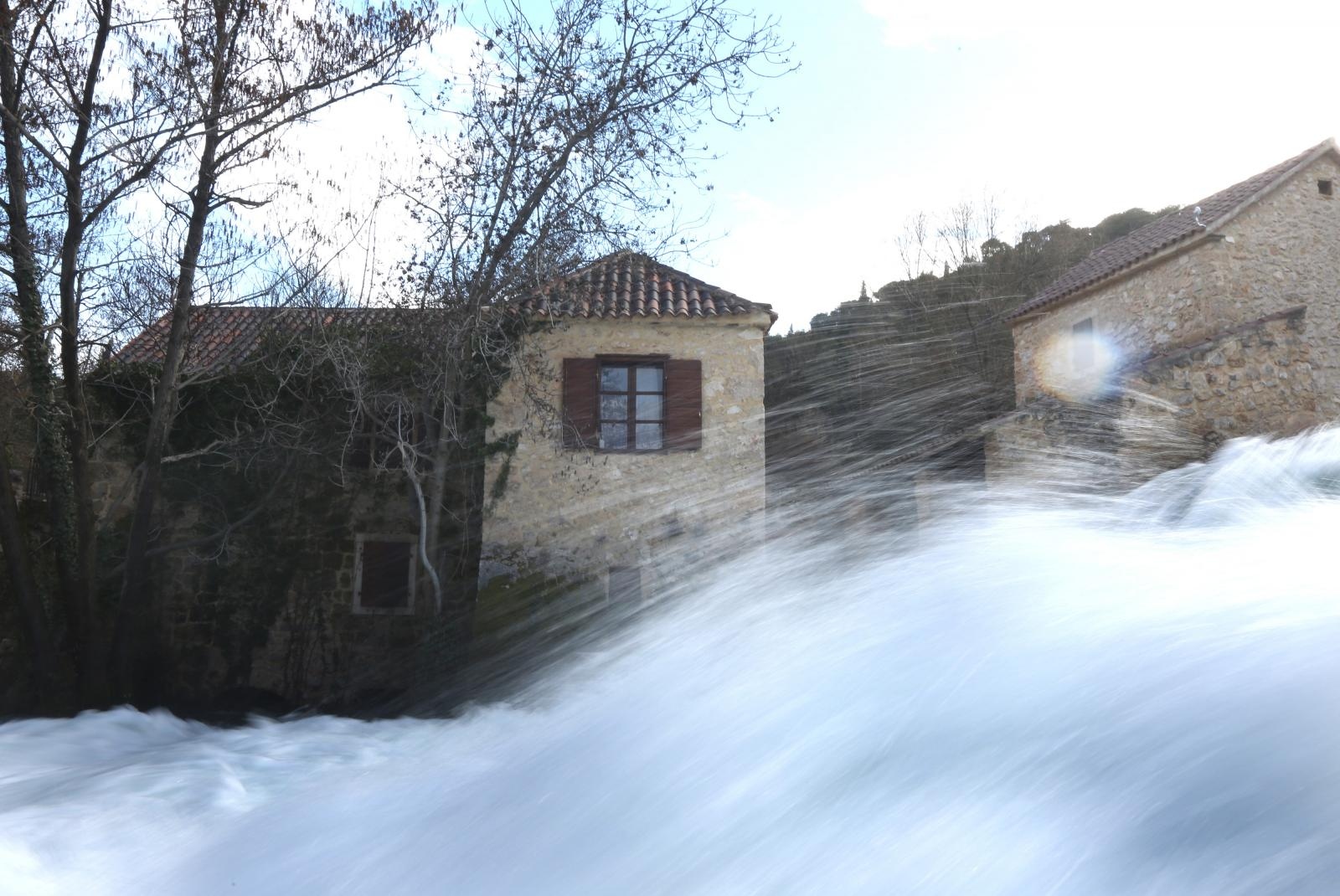 Vjetar raznoseći vodenu pjenu i sitne kapljice stvara poseban ugođaj u NP Krka