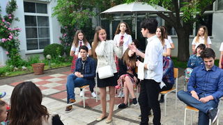 Kazališna udruga “Igrajmo se” predstavila je dramsku igru “Coffee to go” u atriju Gradske knjižnice Zadar