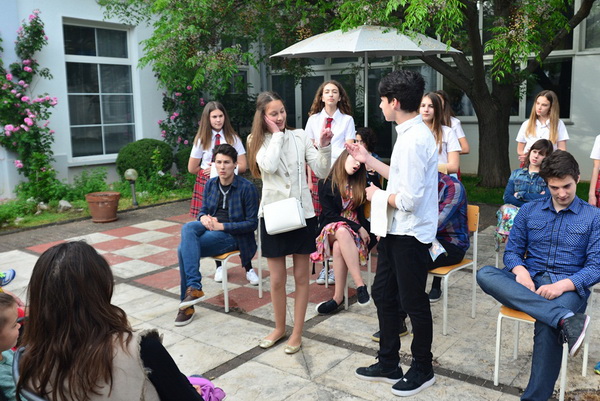 Kazališna udruga “Igrajmo se” predstavila je dramsku igru “Coffee to go” u atriju Gradske knjižnice Zadar