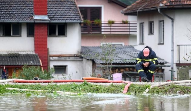 Zbog nabujalih rijeka prigradska naselja su poplavljena. Photo: Slavko Midzor/PIXSELL