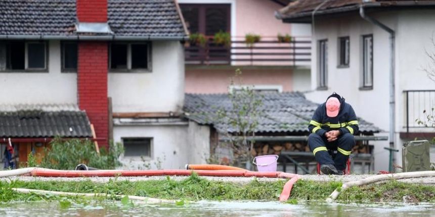 Zbog nabujalih rijeka prigradska naselja su poplavljena. Photo: Slavko Midzor/PIXSELL