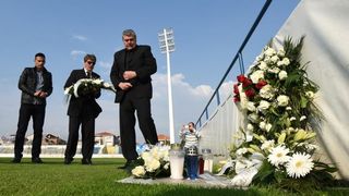 Na stadionu u Stanovima položeni vijenci i zapaljene svijeće za Hrvoja Ćustića Na stadionu u Stanovima položeni vijenci i zapaljene svijeće za Hrvoja Ćustića