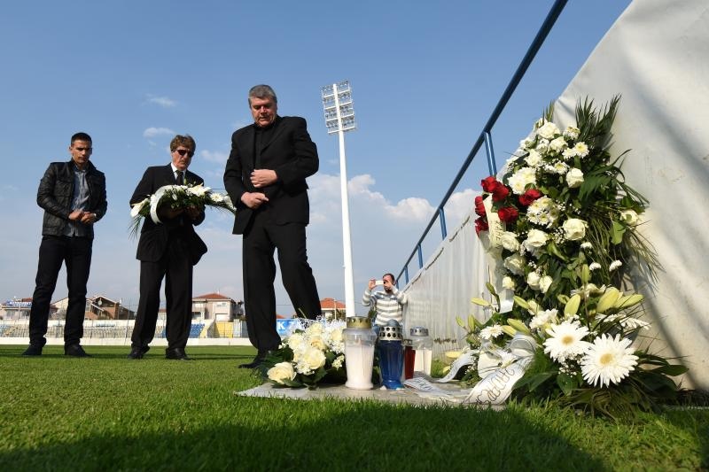Na stadionu u Stanovima položeni vijenci i zapaljene svijeće za Hrvoja Ćustića Na stadionu u Stanovima položeni vijenci i zapaljene svijeće za Hrvoja Ćustića