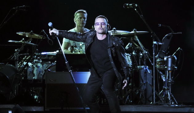 Zagreb, 090809.
Maksimirski stadion.
Koncert irske rock grupe U2 koja po prvi puta gostuje u Hrvatskoj na ovogodisnjoj turneji 360 tour.
Na slici: pjevac grupe Bono Vox, gitarist Edge, basist Adam Clayton i bubnjar Larry Mullen Jr.
Foto: Vjekoslav Skledar