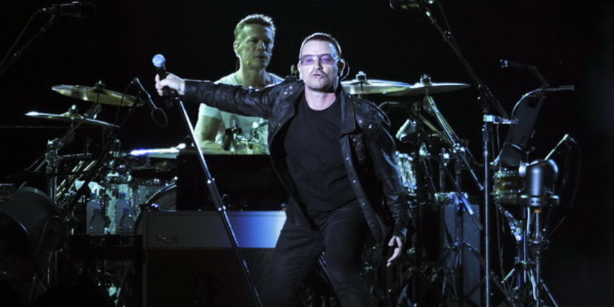 Zagreb, 090809.
Maksimirski stadion.
Koncert irske rock grupe U2 koja po prvi puta gostuje u Hrvatskoj na ovogodisnjoj turneji 360 tour.
Na slici: pjevac grupe Bono Vox, gitarist Edge, basist Adam Clayton i bubnjar Larry Mullen Jr.
Foto: Vjekoslav Skledar