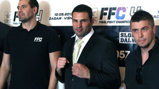 Zadar, 080513.
Hotel Novi Park.
Konferencija za medije povodom Final fight Championship-a koji se odrzava ovaj petak u dvorani Kresimira Cosica na Visnjiku.
Na fotografiji: u sredini Maro Perak.
Foto: Jure Miskovic / CROPIX Zadar, 080513.
Hotel Novi Park.
Konferencija za medije povodom Final fight Championship-a koji se odrzava ovaj petak u dvorani Kresimira Cosica na Visnjiku.
Na fotografiji: u sredini Maro Perak.
Foto: Jure Miskovic / CROPIX