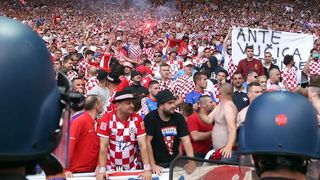 Nekoliko bijednih huligana baca baklje i topovski udar na utakmici između Hrvatske i Češke u Saint Etienneu. Photo: Sanjin Strukić/PIXSELL Nekoliko bijednih huligana baca baklje i topovski udar na utakmici između Hrvatske i Češke u Saint Etienneu. Photo: Sanjin Strukić/PIXSELL