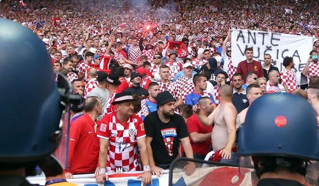 Nekoliko bijednih huligana baca baklje i topovski udar na utakmici između Hrvatske i Češke u Saint Etienneu. Photo: Sanjin Strukić/PIXSELL