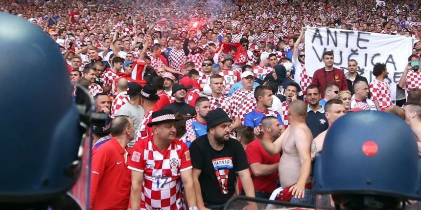Nekoliko bijednih huligana baca baklje i topovski udar na utakmici između Hrvatske i Češke u Saint Etienneu. Photo: Sanjin Strukić/PIXSELL Nekoliko bijednih huligana baca baklje i topovski udar na utakmici između Hrvatske i Češke u Saint Etienneu. Photo: Sanjin Strukić/PIXSELL