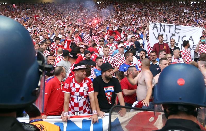 Nekoliko bijednih huligana baca baklje i topovski udar na utakmici između Hrvatske i Češke u Saint Etienneu. Photo: Sanjin Strukić/PIXSELL Nekoliko bijednih huligana baca baklje i topovski udar na utakmici između Hrvatske i Češke u Saint Etienneu. Photo: Sanjin Strukić/PIXSELL