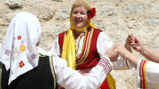 Zadar, 120512.
Danas je u Domu hrvatske mladezi u Zadru odrzan dan Nacionalnih manjina Zadarske zupanije, albanke, bosnjacke, madjarske, makedonske, slovenske, srpske i talijanske. Nacionalne manjine su svoju kulturu predstavile kroz pjesmu,ples i tradici Zadar, 120512.
Danas je u Domu hrvatske mladezi u Zadru odrzan dan Nacionalnih manjina Zadarske zupanije, albanke, bosnjacke, madjarske, makedonske, slovenske, srpske i talijanske. Nacionalne manjine su svoju kulturu predstavile kroz pjesmu,ples i tradici